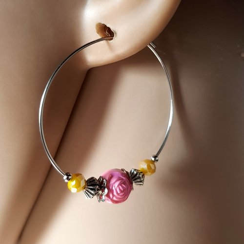 Boucle d'oreille créole fleurs en acrylique rose, perles en verre jaune, métal acier inoxydable argenté