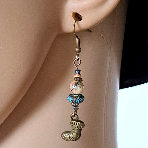 Boucle d'oreille botte de noël, perles en verre et acrylique, crochets en métal bronze