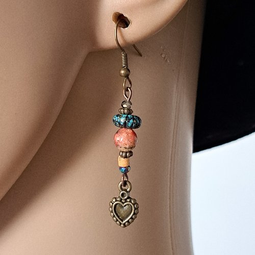 Boucle d'oreille cœur,  perles en verre et acrylique, crochets en métal bronze