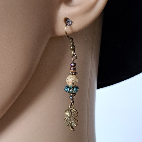 Boucle d'oreille trèfle, perles en verre et acrylique, crochets en métal bronze
