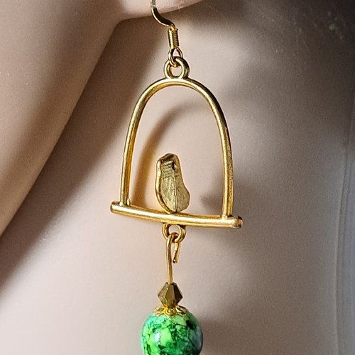 Boucle d'oreille oiseaux, perles en verre verte marbré, crochet en métal acier inoxydable doré ancien