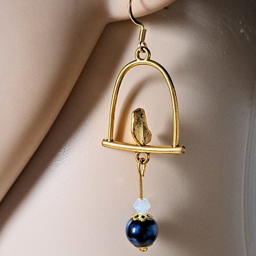 Boucle d'oreille oiseaux, perles en verre bleu foncé , blanc, crochet en métal acier inoxydable doré ancien