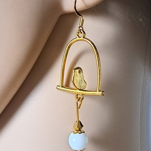 Boucle d'oreille oiseaux, perles en verre blanche, crochet en métal acier inoxydable doré ancien