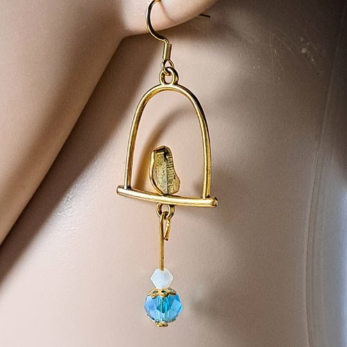 Boucle d'oreille oiseaux, perles en verre bleu clair à facette, blanc, crochet en métal acier inoxydable doré ancien