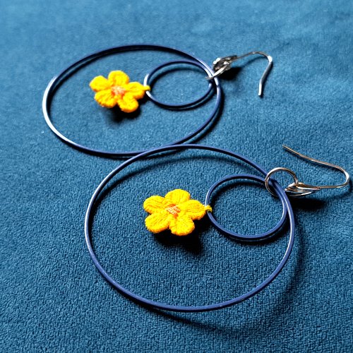 Boucle d'oreille fleurs jaune, orange, double rond bleu roi émaillé, crochets en métal acier inoxydable argenté
