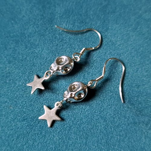Boucle d'oreille perles tète de mort en verre argenté, étoile, crochets en métal acier inoxydable argenté