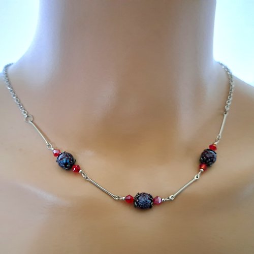 Collier, perles en verre rouge, bleu, fermoir, chaîne en acier inoxydable argenté