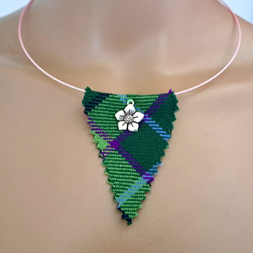 Collier triangle tissue vert, violet, tour de cou semi-rigide rose très pale, fleur en métal argenté, fermoir à vise métal argent