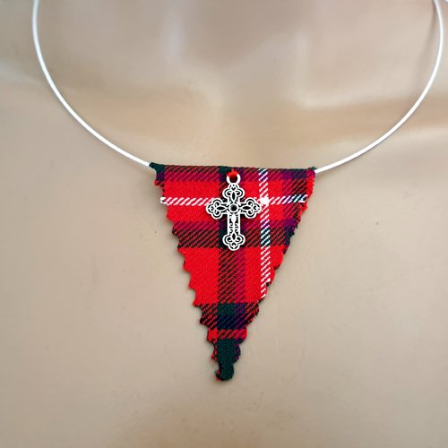Collier triangle tissue vert, rouge, tour de cou semi-rigide blanc, croix en métal argenté, fermoir à vise métal argenté