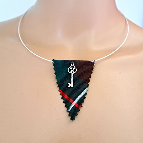 Collier triangle tissue vert, marron, rouge, tour de cou semi-rigide blanc, clé en métal argenté, fermoir à vise métal argenté