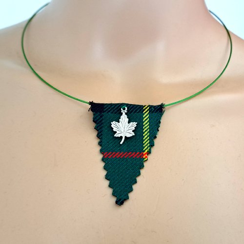 Collier triangle tissue vert, jaune, rouge, tour de cou semi-rigide vert, feuille en métal argenté, fermoir à vise métal argenté
