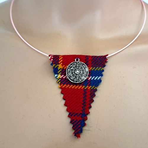 Collier triangle tissue bordeaux, jaune, turquoise, tour de cou semi-rigide rose très pale, médaillon métal argenté, fermoir à vise