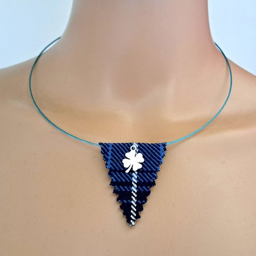 Collier triangle tissue , jaune, bleu, blanc, tour de cou semi-rigide bleu, trèfle en métal argenté, fermoir à vise métal argenté