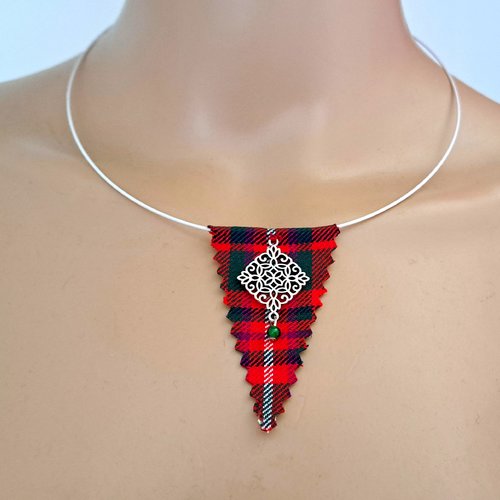 Collier triangle tissue vert, rouge, blanc, tour de cou semi-rigide blanc, rosace en métal argenté, fermoir à vise métal