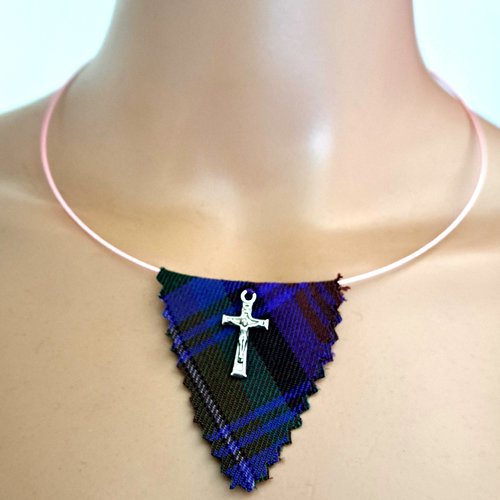 Collier triangle tissue violet, vert, tour de cou semi-rigide rose très pale, croix en métal argenté, fermoir à vise métal argenté