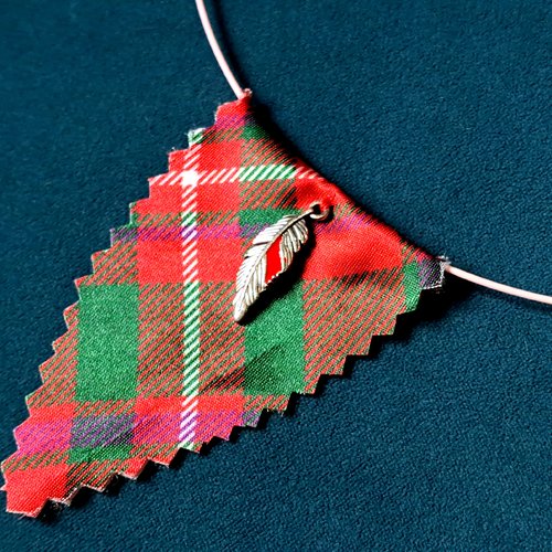 Collier triangle tissue vert, rouge, blanc, tour de cou semi-rigide rose très pale, plume en métal argenté, fermoir à vise métal