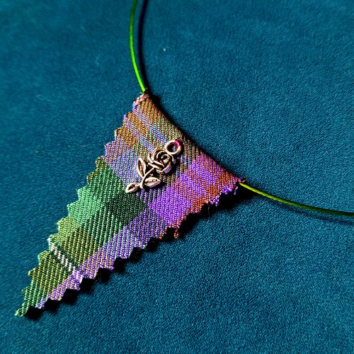 Collier triangle tissue vert, violet, tour de cou semi-rigide vert, fleur en métal argenté, fermoir à vise métal argenté