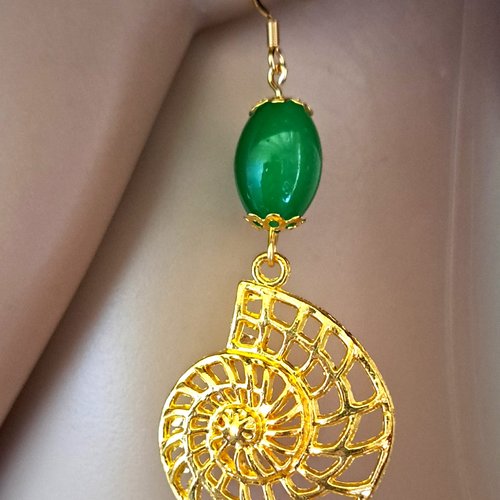 Boucle d'oreille escargot ajouré, perles en verre verte, crochet en métal acier inoxydable doré