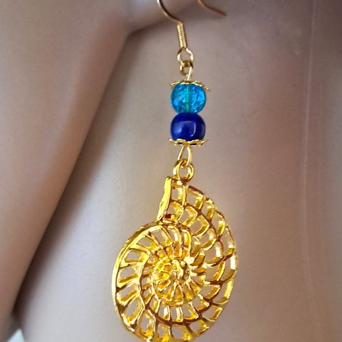 Boucle d'oreille escargot ajouré, perles en verre bleu, crochet en métal acier inoxydable doré