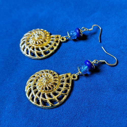 Boucle d'oreille escargot ajouré, perles en verre bleu, crochet en métal acier inoxydable doré