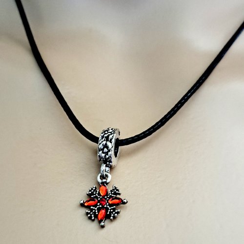 Collier pendentif  bélière, strass rouge, fermoir en métal argenté, cordon en cuir noir