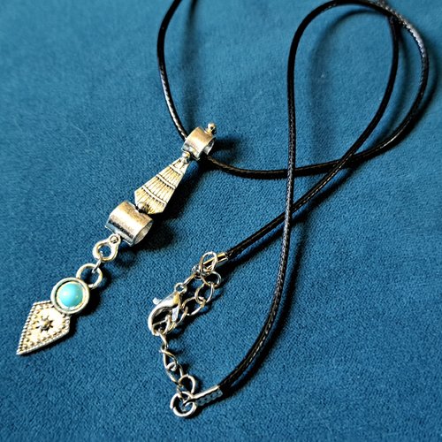 Collier pendentif  cabochon bleu, fermoir en métal argenté, cordon en cuir noir