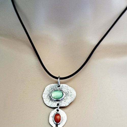 Collier pendentif  cabochon vert, orange,  fermoir en métal argenté, cordon en cuir noir
