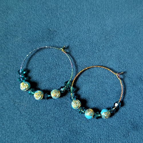 Boucle d'oreille créole perles fleur bleu, crochets en métal acier inoxydable multicolore