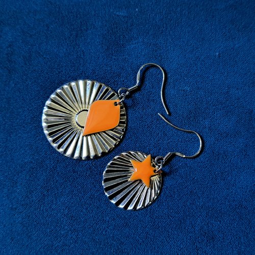 Boucle d'oreille losange, étoile en émail orange, crochets en métal acier inoxydable argenté