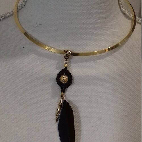 Collier torque doré en micro macramé et plume d'oie