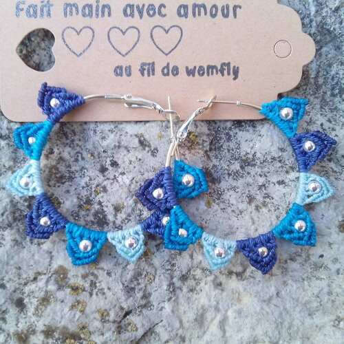 Boucles d'oreilles créoles en micro macramé camaïeu de bleu