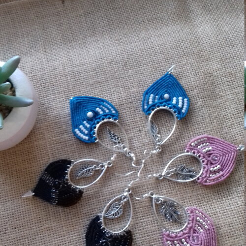 Boucles d'oreilles en micro macramé, noir, bleu turquoise et rose