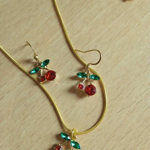 Parure boucles d'oreilles et collier avec cerises en strass