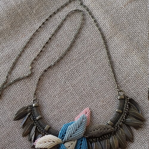Collier plastron feuille en micro macramé