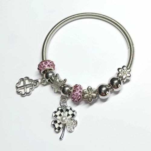 Un bouquet éternel autour de votre poignet