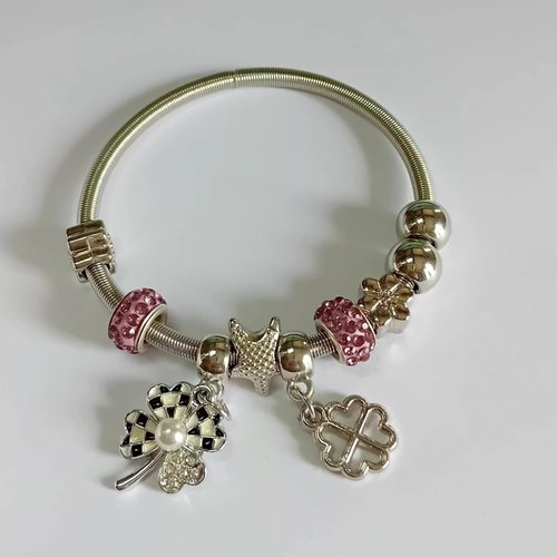 Un bouquet éternel autour de votre poignet