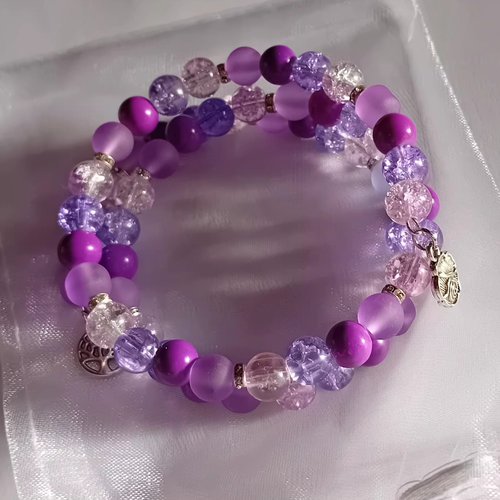 Bracelet aux différentes couleurs de violet