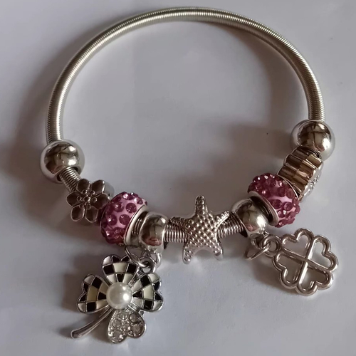 Un bouquet éternel autour de votre poignet