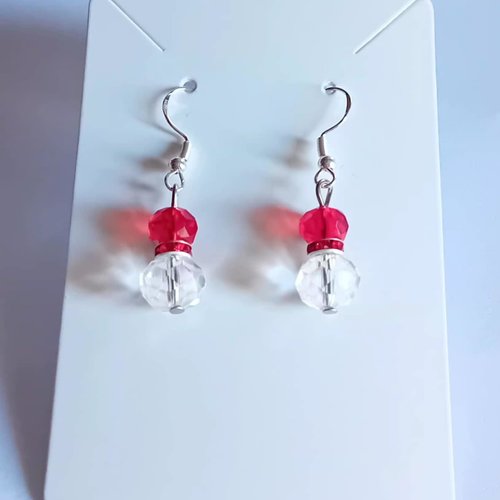 Boucles d’oreilles pendantes perles rouge & cristal transparent