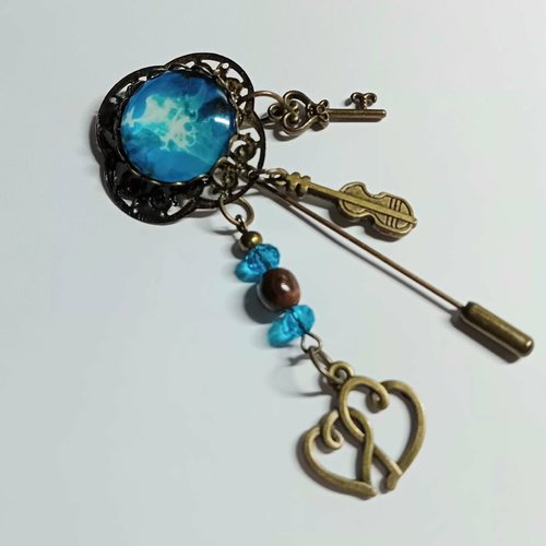 Broche fantaisie vintage – cabochon bleu & breloques bronze