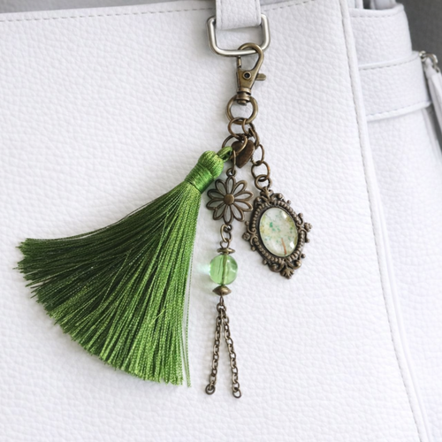 Bijou de sac – pompon vert arbre de vie chic