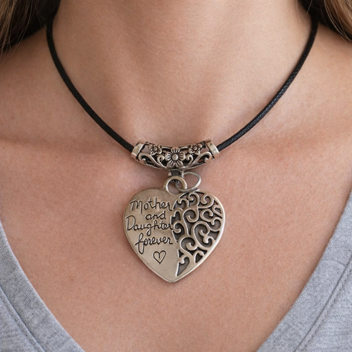 Collier cœur argenté et cuir noir