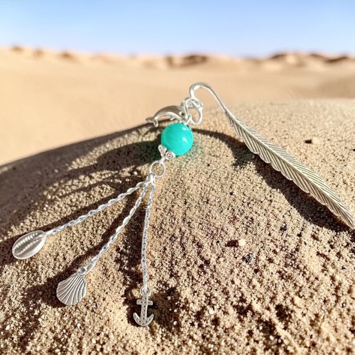 Marque-page bijou thème marin (plume, dauphin & breloques)