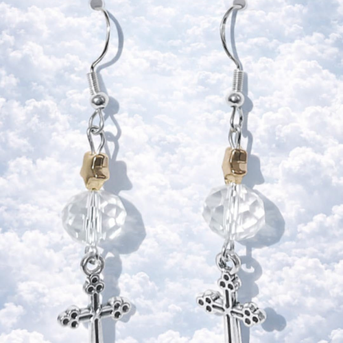 Boucles d’oreilles croix argentées – perles facettées & charme vintage