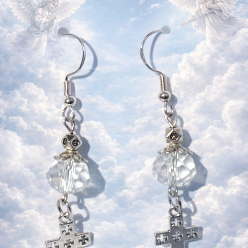 Boucles d’oreilles croix ajourées – perles facettées & cube floral