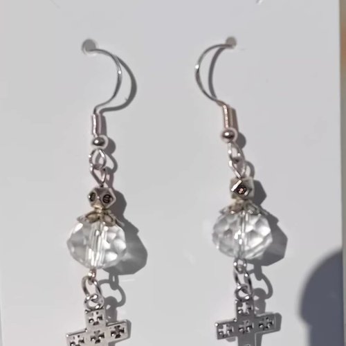 Boucles d’oreilles croix ajourées – perles facettées & cube floral