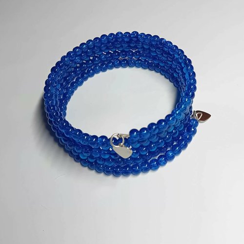 Bracelet multi-rangs en perles bleues translucides