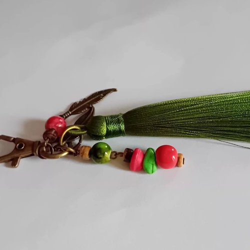 Porte‑clé pompon vert et perles colorées