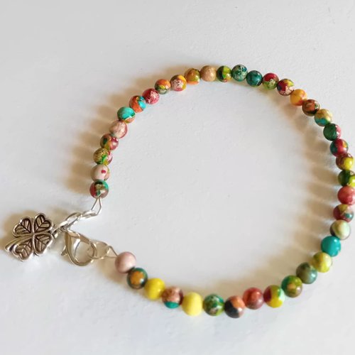 Bracelet perles multicolores –  trèfle porte‑bonheur argenté