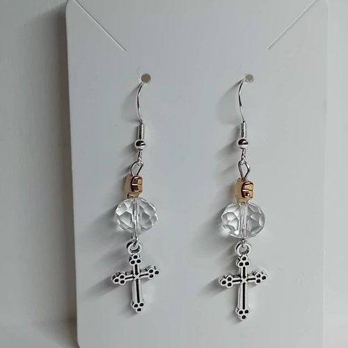 Boucles d’oreilles croix argentées – perles facettées & charme vintage